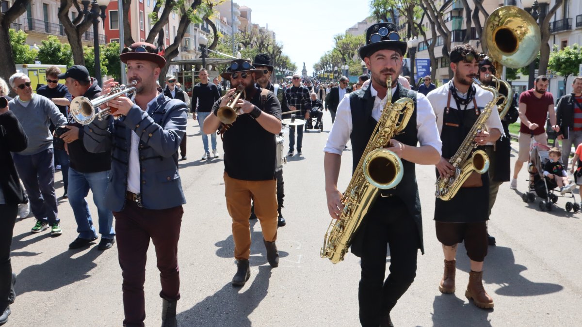 Varios músicos de la Steam Brass Band tocando instrumentos
