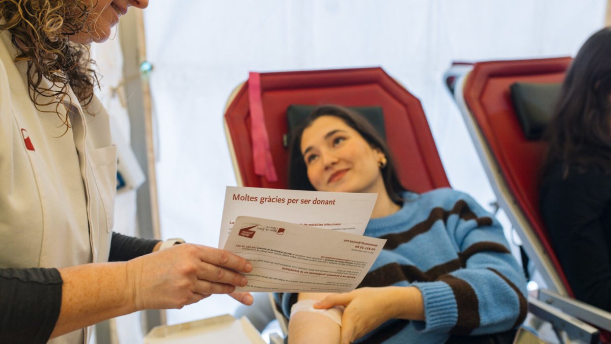 Una jove donant sang al campus Catalunya durant la campanya entre la URV i el Banc de Sang i de Teixits