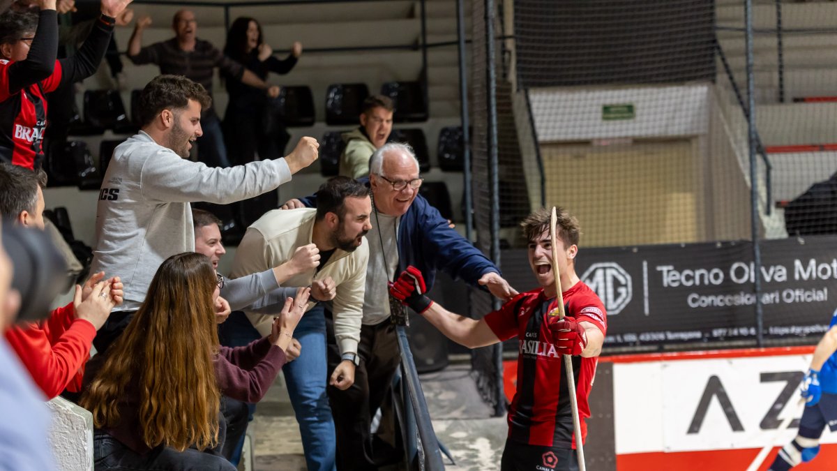 Carles Casas celebrando con euforia el 3-2.
