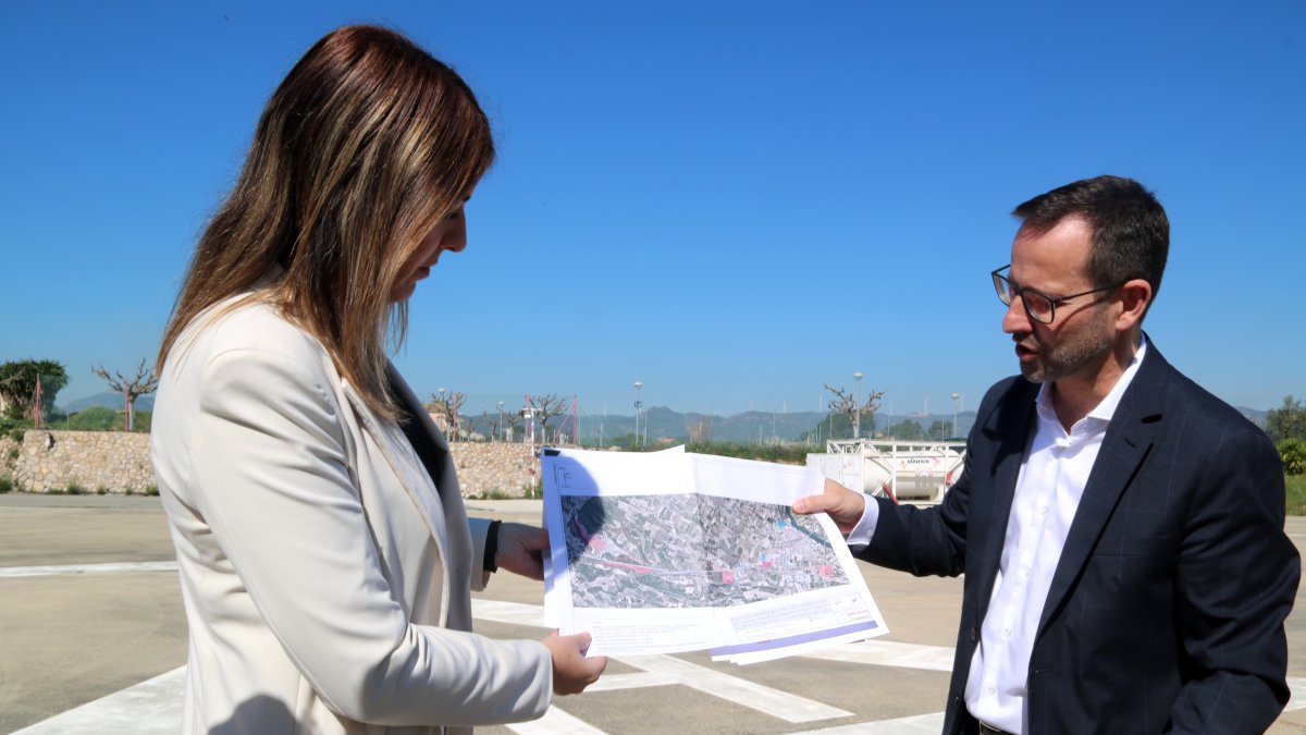 El alcalde de Móra d'Ebre, Rubén Biarnés, y la diputada de Junts, Irene Negre