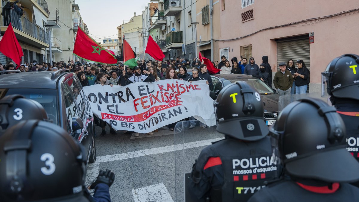Concentració antifeixista contra la marxa convocada per Vox.