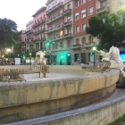 La Font del Centenari ahir, sense aigua i amb les escultures decapitades el passat setembre.
