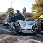 La furgoneta accidentada a la C-37 a Valls, amb un agent dels Mossos d'Esquadra al costat.