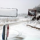 Senyals coberts de neu a l'entrada d'Horta de Sant Joan. Imatge del 6 de febrer de 2018 (horitzontal)