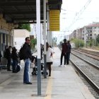 Pasajeros a la estación de Cambrils esperando el tren, después de que se haya restablecido el servicio ferroviario entre Cambrils y Vandellòs.