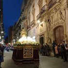 El carrer de Llovera amb molta gent a cada banda de la via mirant la processó, ahir.