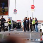 Audi negre on anaven els cinc presumptes terroristes bolcat prop del Club Nàutic de Cambrils.