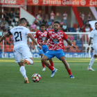 Joan Oriol rebent la pressió de l’extrem del Lugo, Antoñín, durant el partit d’anada.