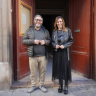El regidor de Cultura, Daniel Recasens, i l’alcaldessa, Sandra Guaita, a les portes del Centre Catòlic.