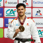 El canongí David García Torné amb la medalla de bronze.
