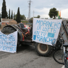 Un parell de tractors exhibeixen pancartes en contra de la implantació de l'empresa Lotte Energy Materials a Mont-roig del Camp.