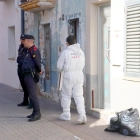 Agents de seguretat ciutadana vigilen l'exterior del domicili de Torredembarra on han trobat mort un home.