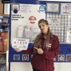 Imagen de una trabajadora del Estanc Marina posa con el número premiado.