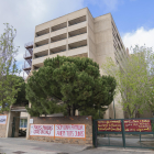 Fotografia de l’exterior de la residència amb pancartes contràries al tancament.