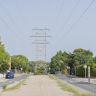 Fotografia d’arxiu de la línia d’alta tensió de la urbanització El Pinar, en el seu pas per l’avinguda de les Torres.