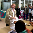El candidat del PPC, Alejandro Fernándeez, vota al centre cívic de Sant Pere i Sant Pau, a Tarragona.