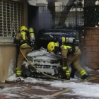Imatge d'un cotxe cremat a la Plaça Europa de Salou.