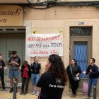 Diverses persones s'han concentrat per protestar davant dels habitatges.