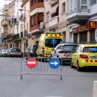 Carrer tallat al Perelló amb policies i veïns davant de la casa on un home ha mort desagnat.