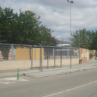 Imatge d'una parada d'autobús en mal estat al Vendrell.
