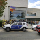 Imatge de la intervenció dels Bombers, amb els treballadors fora de l'Ajuntament.