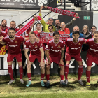 Jugadores del Nàstic con los aficionados grana que se desplazaron hasta Ceuta.