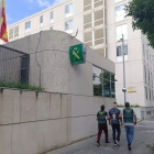 Uno de los detenidos custodiado por dos agentes de la Guàrdia Civil.