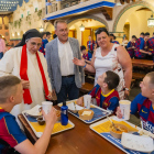 Sor Lucía Caram i Ramón Marsal amb alguns dels nens ucraïnesos que van visitar el PortAventura aquest dimecres.