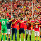 Els jugadors del Nàstic celebren amb la grada del Nou Estadi la victòria contra el Ceuta i el pas a la final del Play-off d'ascens.