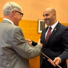 El fins ara alcalde de Torredembarra, Eduard Rovira (ERC), entrega la vara d'alcalde a Vale Pino (PSC)