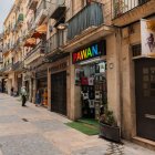 Imatge del carrer Major de Reus, on diversos comerços demanen que l'Ajuntament torni a fer-se càrrec de la instal·lació dels cartons protectors.