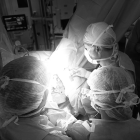 Imatge d’una operació de resecció intestinal a un pacient amb Crohn.