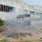 Imatge de la furgoneta completament calcinada a la Sénia.