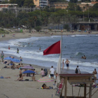 Imatge d'arxiu d'una bandera vermella a la platja del Miracle.