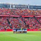 La plantilla al complet del Nàstic unida a la gespa del Nou Estadi Costa Daurada just abans de començar la final del ‘play-off’ contra el Málaga