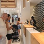 Uns turistes esperen ser atesos a la recepció de l’hotel Blaumar de Salou.