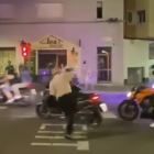 Moment de l'atac amb la crossa a un motorista.