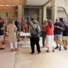 Els familiars dels vuit usuaris que queden a la residència de Reus i alguns treballadors acomiadant-se.