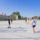 Veïns de Sant Pere i Sant Pau gaudint de la nova pista de futbol.
