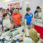 La botiga del Nou Estadi Costa Daurada plena de nastiquers.