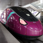 Un tren Avlo del model S106, els trens d'alta velocitat low cost de Renfe, a l'estació de Madrid.