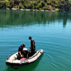Una barca de la unitat subaquàtica dels Mossos busca el cos del jove al pantà de Sant Antoni.