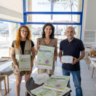 Una de les educadores amb la consellera Sonia Orts i el director comercial del grup El Pòsit, Àngel Pérez.