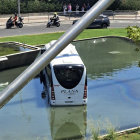 Imatge de l'autobús atrapat a la font de la plaça del Canal de Reus.