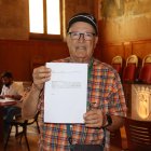 Un veí de Lilla amb el comprovant, després de cobrar el xec d'indemnització per les esquerdes.