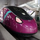 Un tren Avlo del model S106, els trens d'alta velocitat low cost de Renfe, a l'estació de Madrid