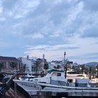 Imatge del moment quan es va enfonsar el vaixell, davant la Confraria de Pescadors