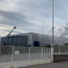 L'exterior de l'empresa AFEPASA durant l'incendi