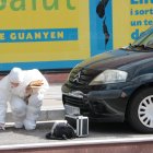Un agent de la policia científica recollint una mostra després de l’assassinat a Campclar.