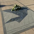 Imatge del ram de roses blanques col·locades per l'Ajuntament de Cambrils en el Memorial de la Pau